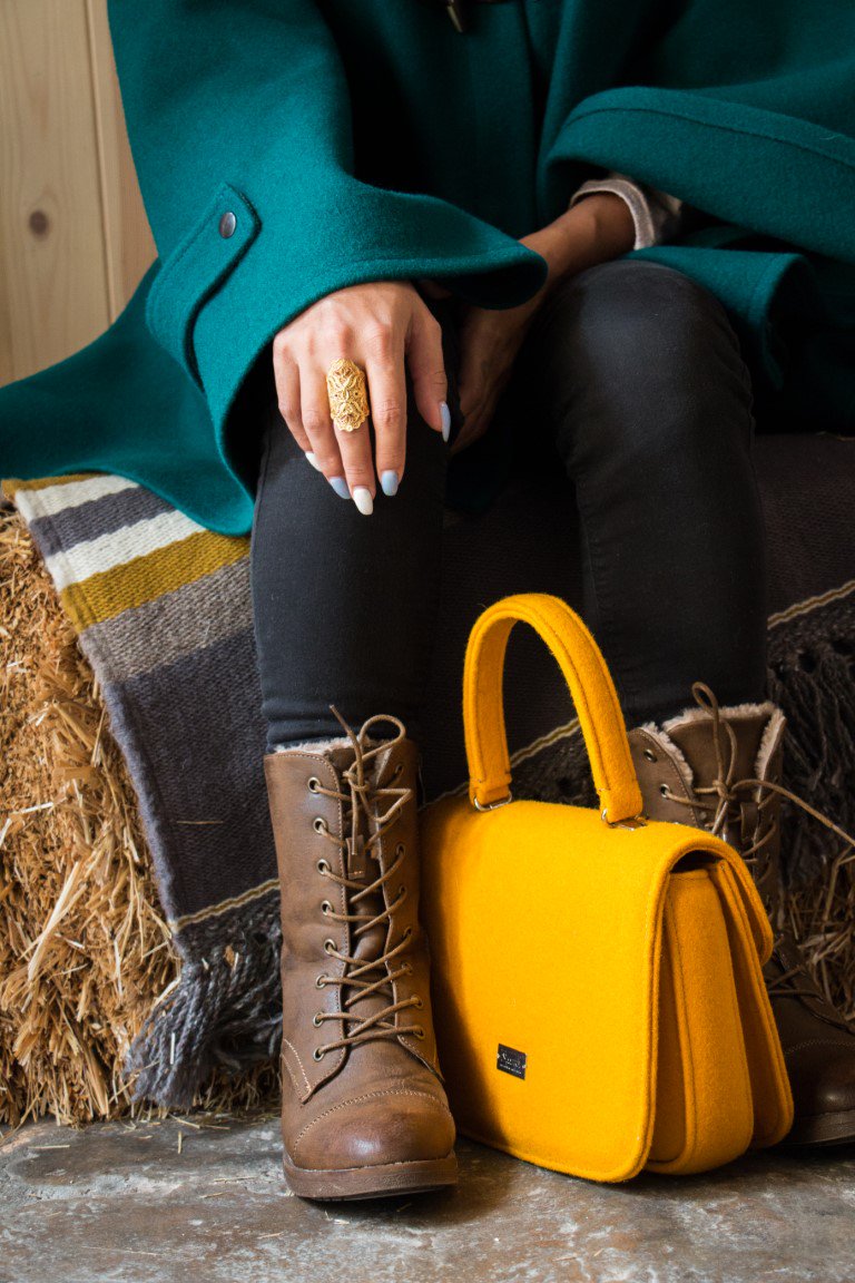 MarDestorias's tweet photo. 👜The tenderness of wool in #accessories full of colour and design - Burel Mountain Originals #bags! https://t.co/7HpE1t9Ve7