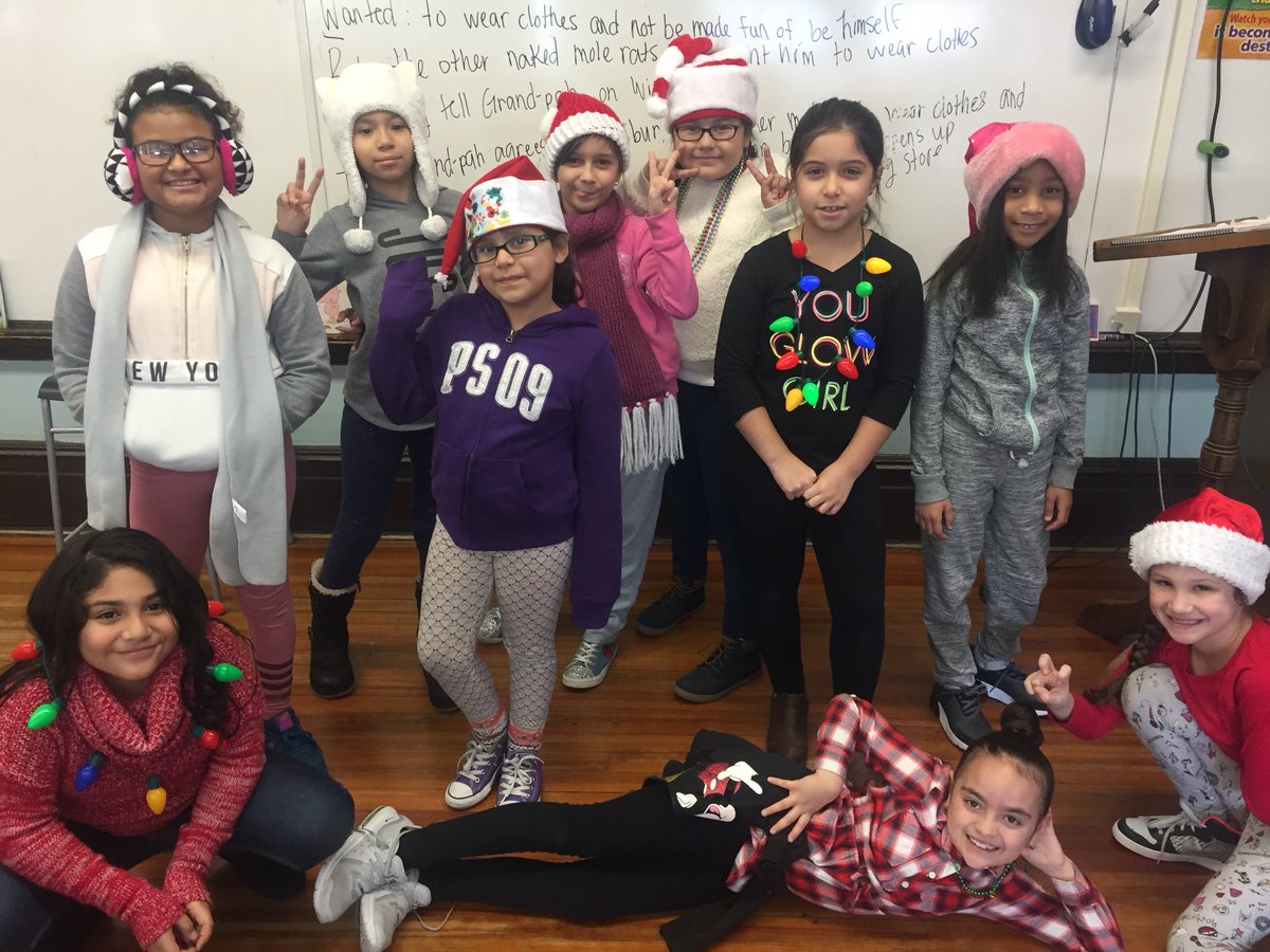 ItzitlD's tweet photo. Great way to start our spirit week. Today was Deck your neck! The students really enjoyed wearing their favorite hats and necklaces! #weehavefun #spiritweek #weelearn #weehavespirit #room108 @SuzanneMera @FAmato53 https://t.co/aboelEKaWQ
