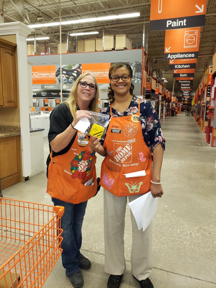 gwenthayer1's tweet photo. Giving out cookies for safety!@ArelonT @Johnny_B_LLC @KadeKasner @Donohoo_C @THD0501 @zoebeth34 @derekpnorton https://t.co/lYs35UmOye