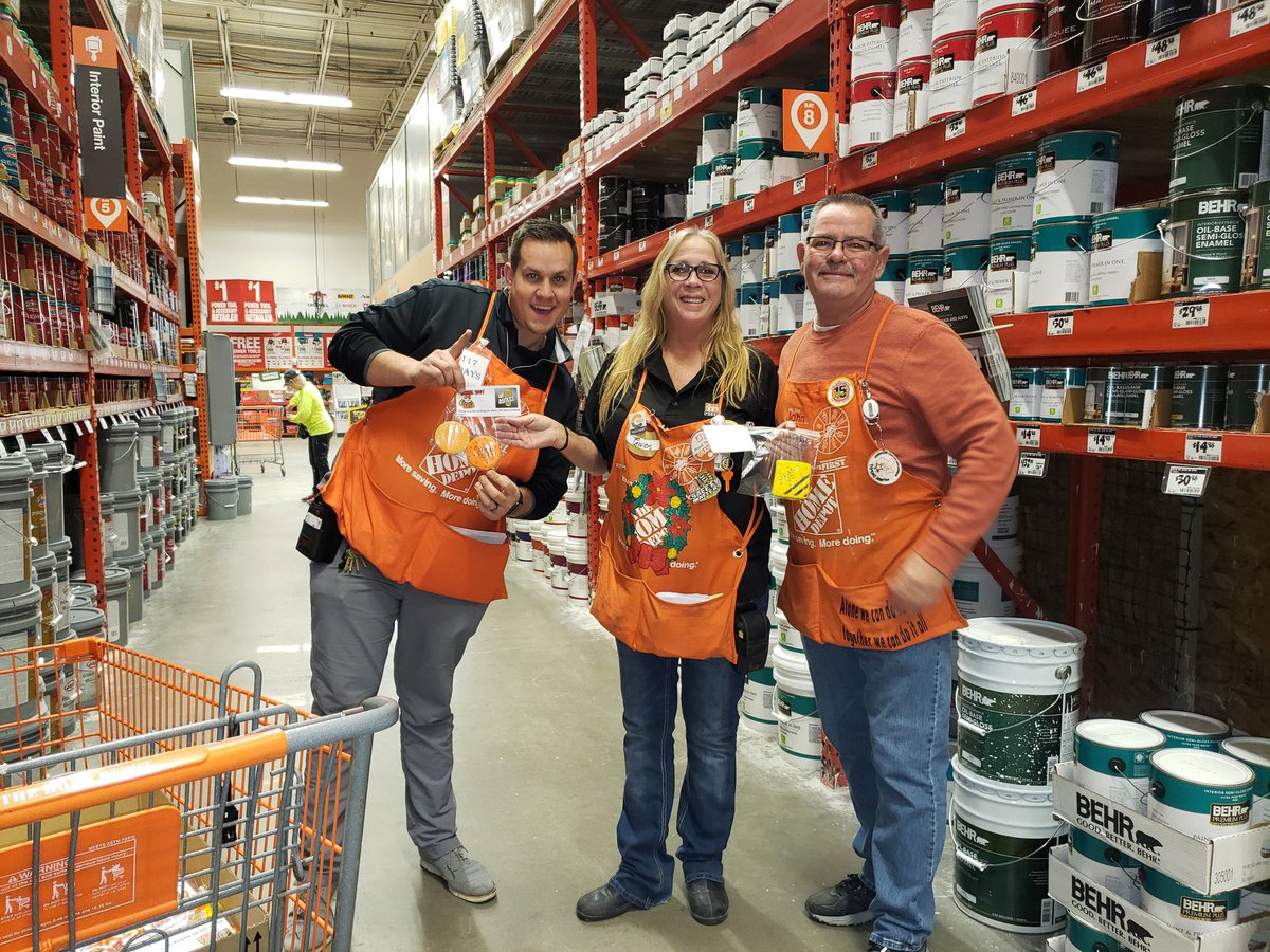 gwenthayer1's tweet photo. Giving out cookies for safety!@ArelonT @Johnny_B_LLC @KadeKasner @Donohoo_C @THD0501 @zoebeth34 @derekpnorton https://t.co/lYs35UmOye