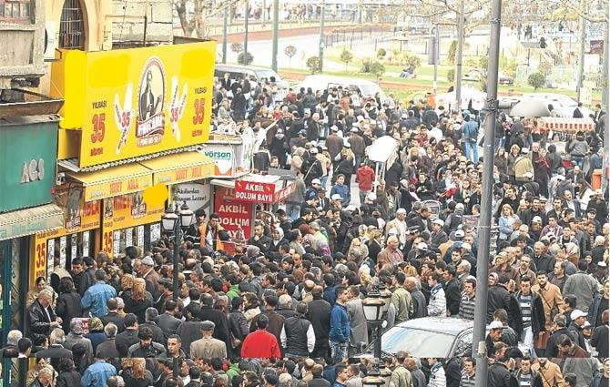 İşgal ordularına gerek yok, 37 milyon piyango bileti, 20 binin üzerinde faizli banka şubesi 114 milyon faizli banka kartı, binlerce tekel bayii, yüzlerce ahlaksız dizi ile topraklarımız, evlerimiz, ekranlarımız, ceplerimiz ve yüreklerimiz işgal edilmiş zaten. Allah muhafaza etsin