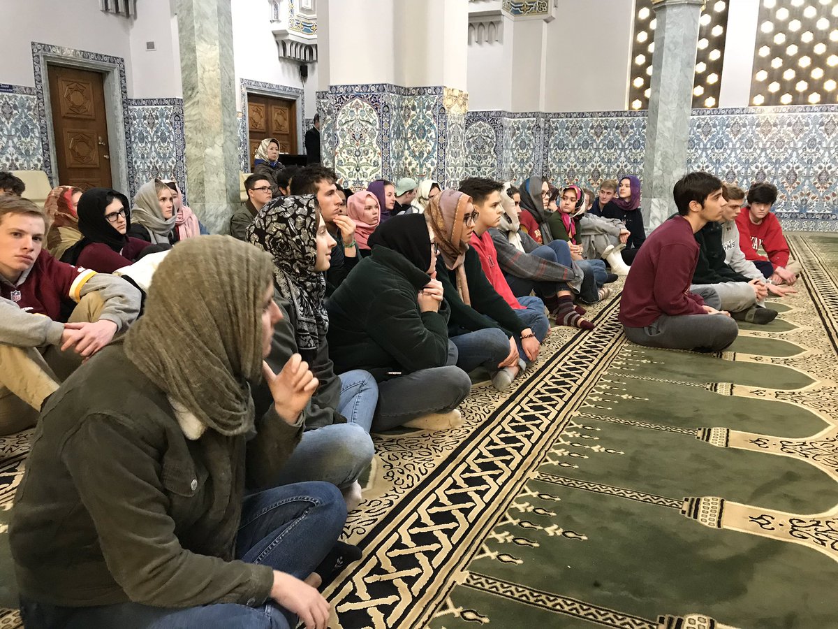 hunterhogewood's tweet photo. BCC Comparative Religions classes visiting a Buddhist temple, a Hindu temple and the Islamic Center—great students and a great trip! https://t.co/IZYnIUHyNJ