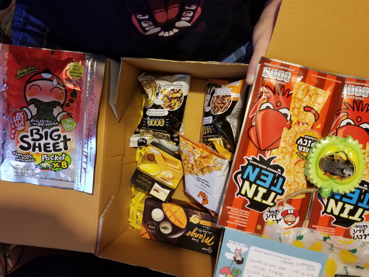 jimjohnmy's tweet photo. @AwkwardTallulah thx for the things n stuff, hm what try first.... #package #awkwards #twitch https://t.co/n9W1cgXPMa