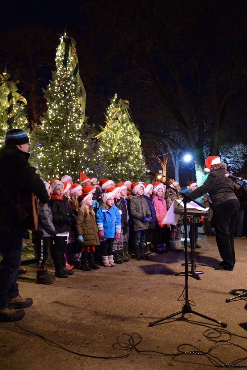 Proud of my Hale 🐻’s for all their hard work in preparation for the Hollidaze performance. Great job representing Hale and MPS👍! <a href="/MPS_News/">Minneapolis Public Schools</a> @associateronmps #HaleToday