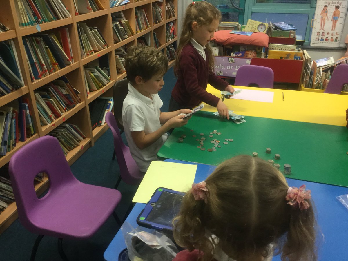 SaundersfootS's tweet photo. Year 2 are counting the money from our raffle last week. #Scpmd #Scpcom https://t.co/dJkQUYUnfo