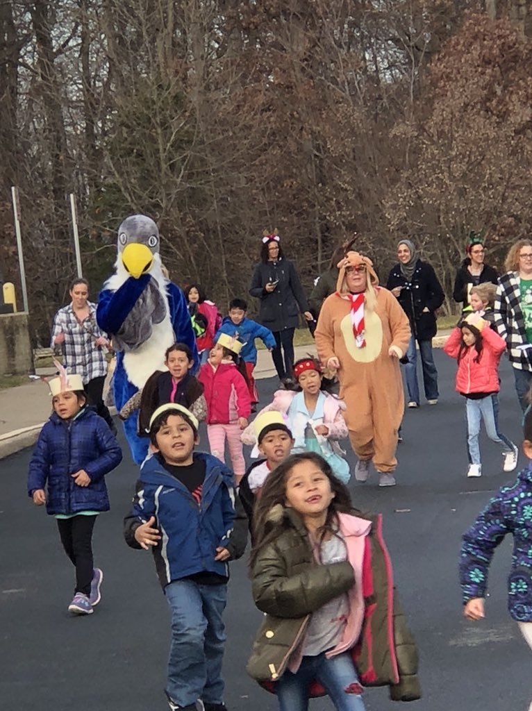 tracie_berry's tweet image. Reindeer Run Fun!@ForestGroveES #holidayfun #funexercise #falconsmatter