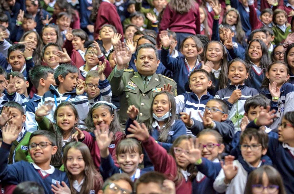 Gracias a todos los colombianos por su apoyo y solidaridad en la misión de dirigir su Policía Nacional. Me voy con la satisfacción de haber trabajado con verdadero amor patrio por la seguridad ciudadana en calles, vecindarios y campos de Colombia.