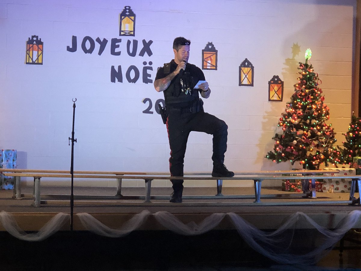 Le policier John @TheBeardedCop est venu nous chanter une belle chanson ce matin durant la pratique générale du concert de Noël. <a href="/5e_mme/">Mme Myriam - 5e année - AEC</a> <a href="/aec_cecce/">@aec-cecce</a>