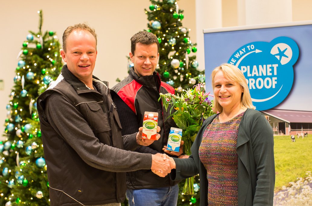 OTWTPlanetProof's tweet photo. De eerste melkpakken met het ‘On the way to PlanetProof’ keurmerk staan nu in het koelschap van de winkels. Daarmee kunnen consumenten duurzamere melk kiezen die voldoet aan hoge eisen op het gebied van dierenwelzijn, natuur en klimaat. https://t.co/FO7AednGwO #planetproof https://t.co/piMUYCYeEN