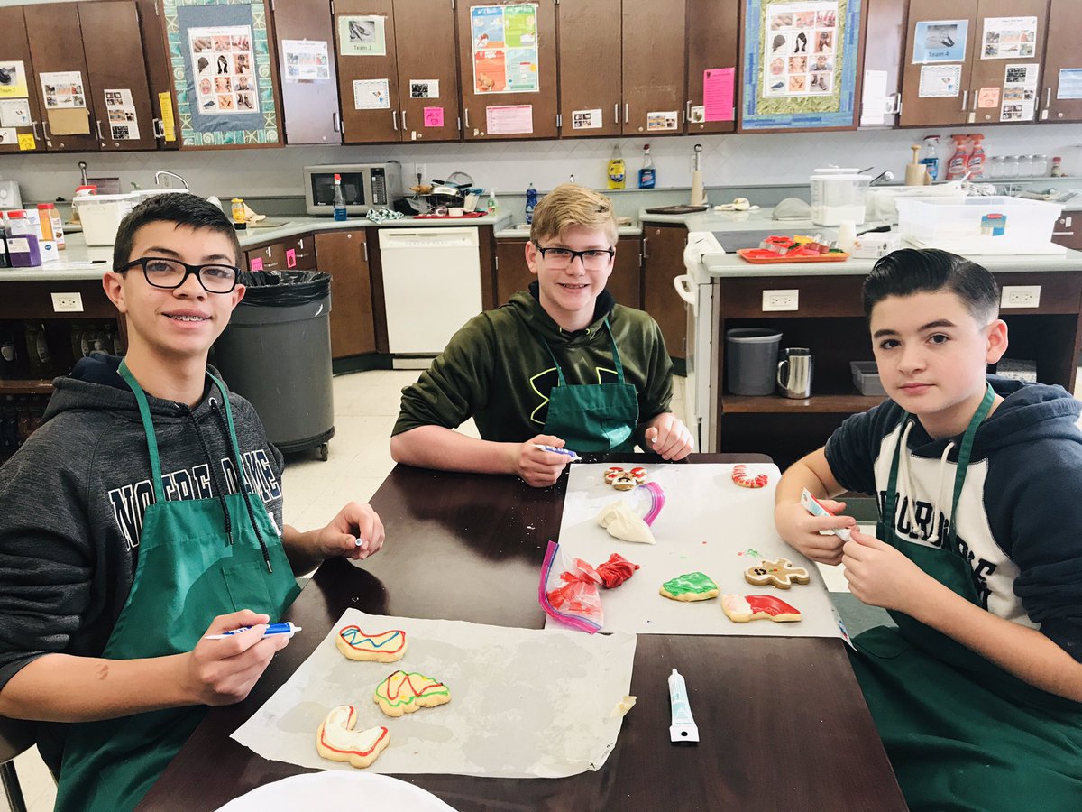DrJeannieK's tweet photo. After learning #creamingmethod for making cookies, students made and decorated their own gingerbread and sugar cookies! Thanks to @gimmesomeoven for the delicious recipe!! @PelechStanley @HMSDalers @depierroHMS #facs4life https://t.co/feiZ8nkHSN