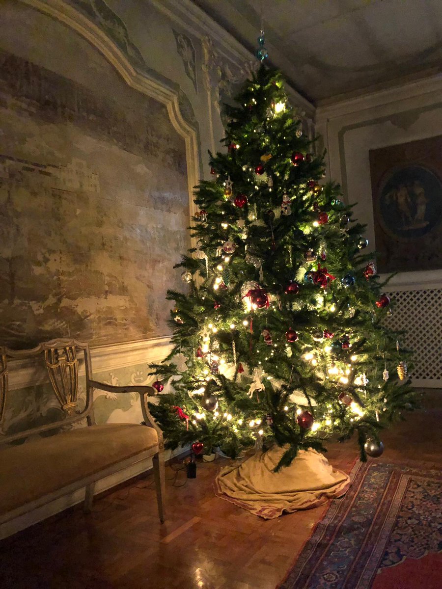 Sta arrivando Natale, con le sue magiche atmosfere, anche al Castello di #Flambruzzo (Udine). Buone feste dal Consorzio per la salvaguardia dei Castelli Storici del Friuli Venezia bit.ly/2SRaMIL in attesa di rivederci per #castelliaperti edizione primaverile