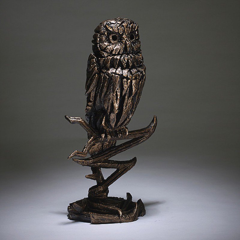 IBrowseOutlet's tweet photo. With the winter solstice fast approaching, these nocturnal animals will be making the most of the long nights over #Christmas. #Didyouknow that owls can rotate their necks 270 degrees? They'd never miss a fantastic edge sculpture like this. #facts https://t.co/z6QaHj0ef6