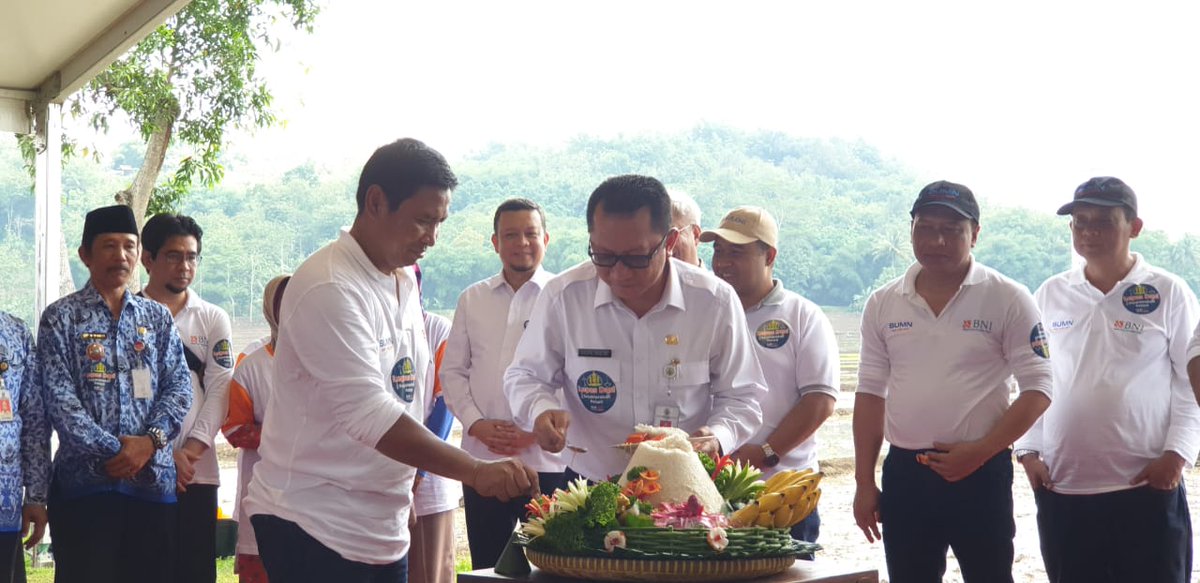 taufikmadjid71's tweet photo. Sosialisasi Pertamina Shop dan BUMN Shop untuk Bumdes se Kab. Banyumas Jateng sekaligus Mengwal musim Tanam Okt Mei 2018 - 2019 di Kab. Purwokerto #BangunIndonesia https://t.co/8D5Zw6MWib