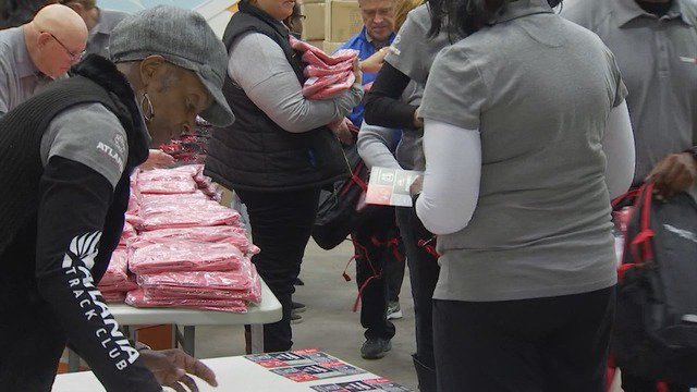 Official kits made for 10,000 Super Bowl volunteers! The countdown to Super Bowl LIII on with 50 days to go. Some game day preparations are already in the works. Official “swag bags” were made for 10,000 volunteers. serv.ly/2LnOf3z