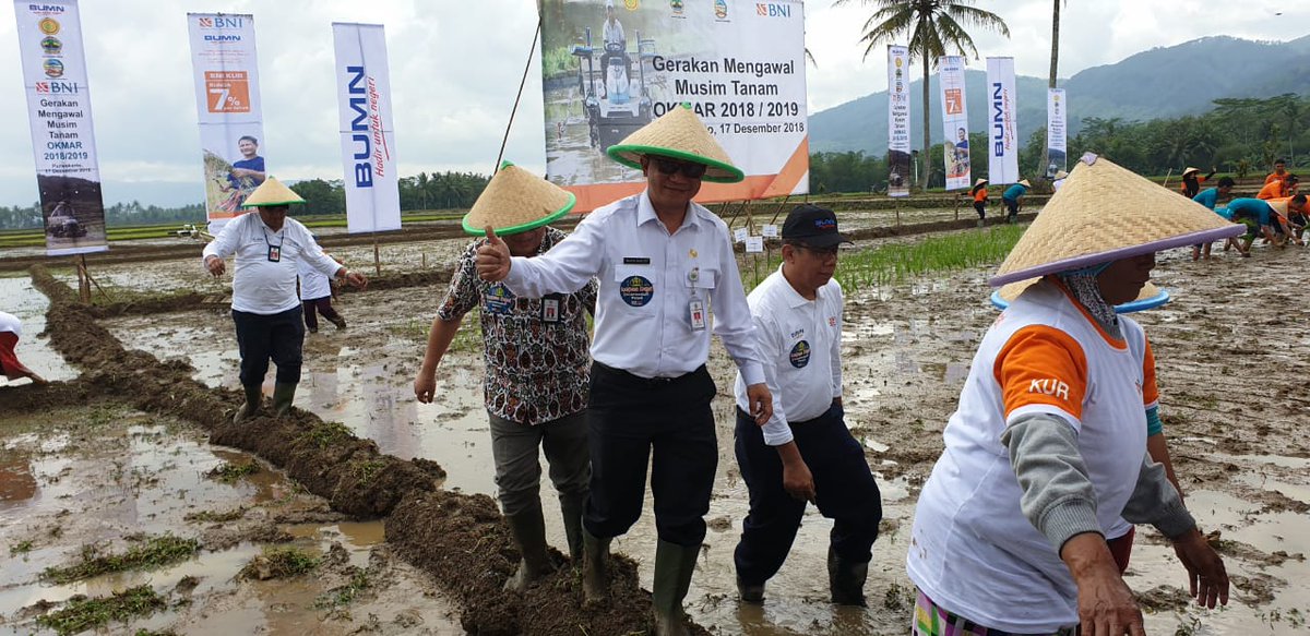 taufikmadjid71's tweet photo. Sosialisasi Pertamina Shop dan BUMN Shop untuk Bumdes se Kab. Banyumas Jateng sekaligus Mengwal musim Tanam Okt Mei 2018 - 2019 di Kab. Purwokerto #BangunIndonesia https://t.co/8D5Zw6MWib