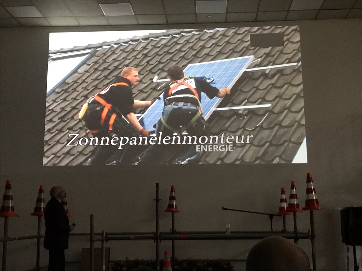 College010's tweet photo. Wethouder @RichardMoti opende zojuist de #Beroepentuin: ‘mooi  initiatief waarbij werkzoekende Rotterdammers in korte tijd een vak leren en direct zicht hebben op een baan voor langere tijd.’ #lerenenwerken #NieuweEnergievoorRotterdam https://t.co/9kdEOQtcGc
