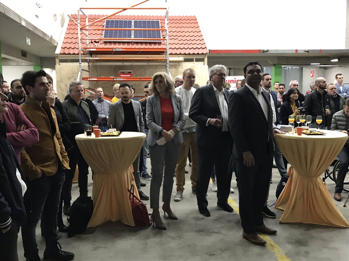 College010's tweet photo. Wethouder @RichardMoti opende zojuist de #Beroepentuin: ‘mooi  initiatief waarbij werkzoekende Rotterdammers in korte tijd een vak leren en direct zicht hebben op een baan voor langere tijd.’ #lerenenwerken #NieuweEnergievoorRotterdam https://t.co/9kdEOQtcGc