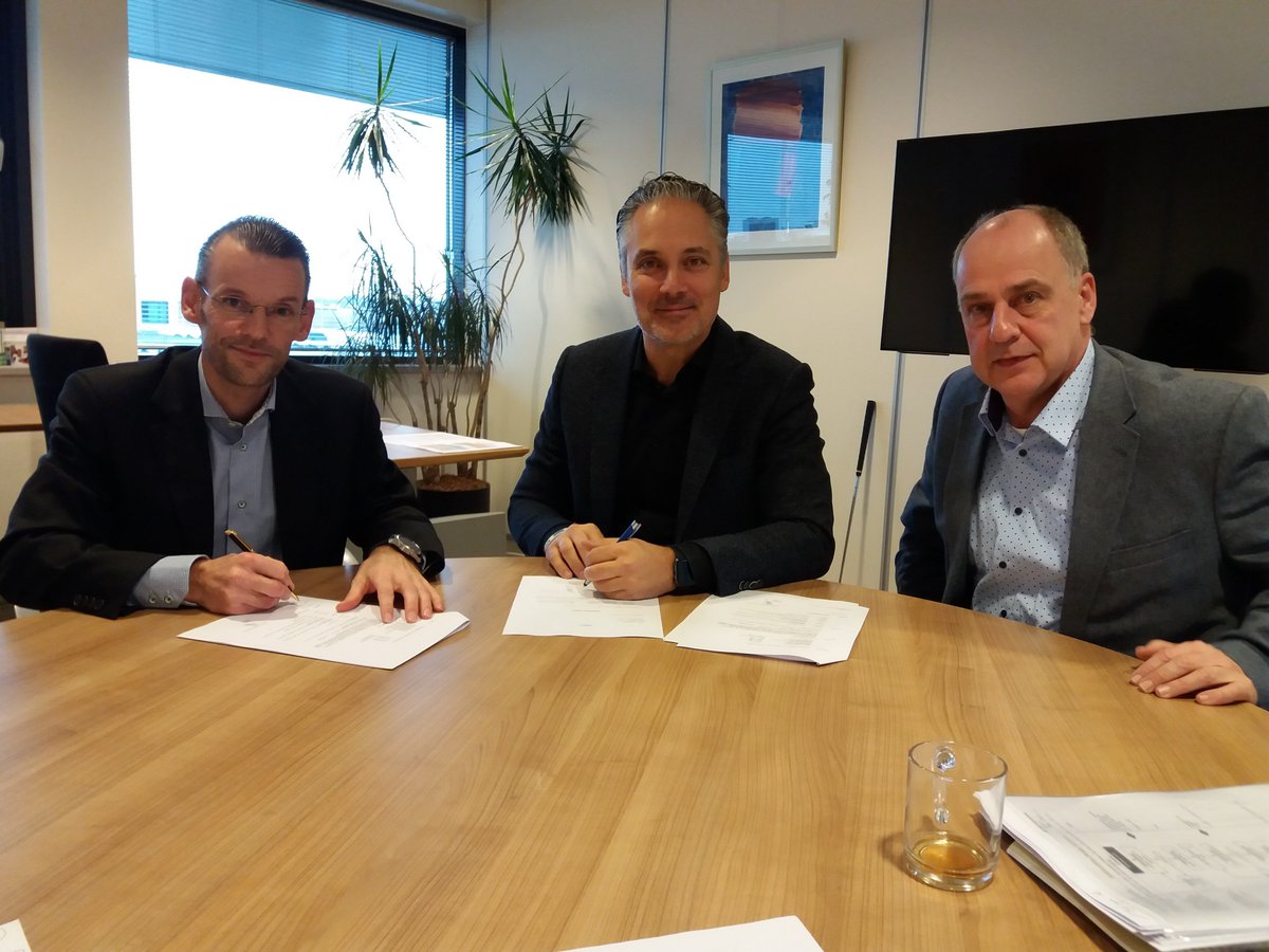 Dik Geelen, Directeur procurement &amp; supply chain van @Unicanl tekent 3-jarig contract met Sander Muller en Kees de Kuijer van <a href="/MullerVisual/">MullerVisual</a> voor het vervaardiging van #stationary #huisstijl #enveloppen #briefpapier #stickers #productfolders #relatie+ #personeelsmagazine #drukwerk