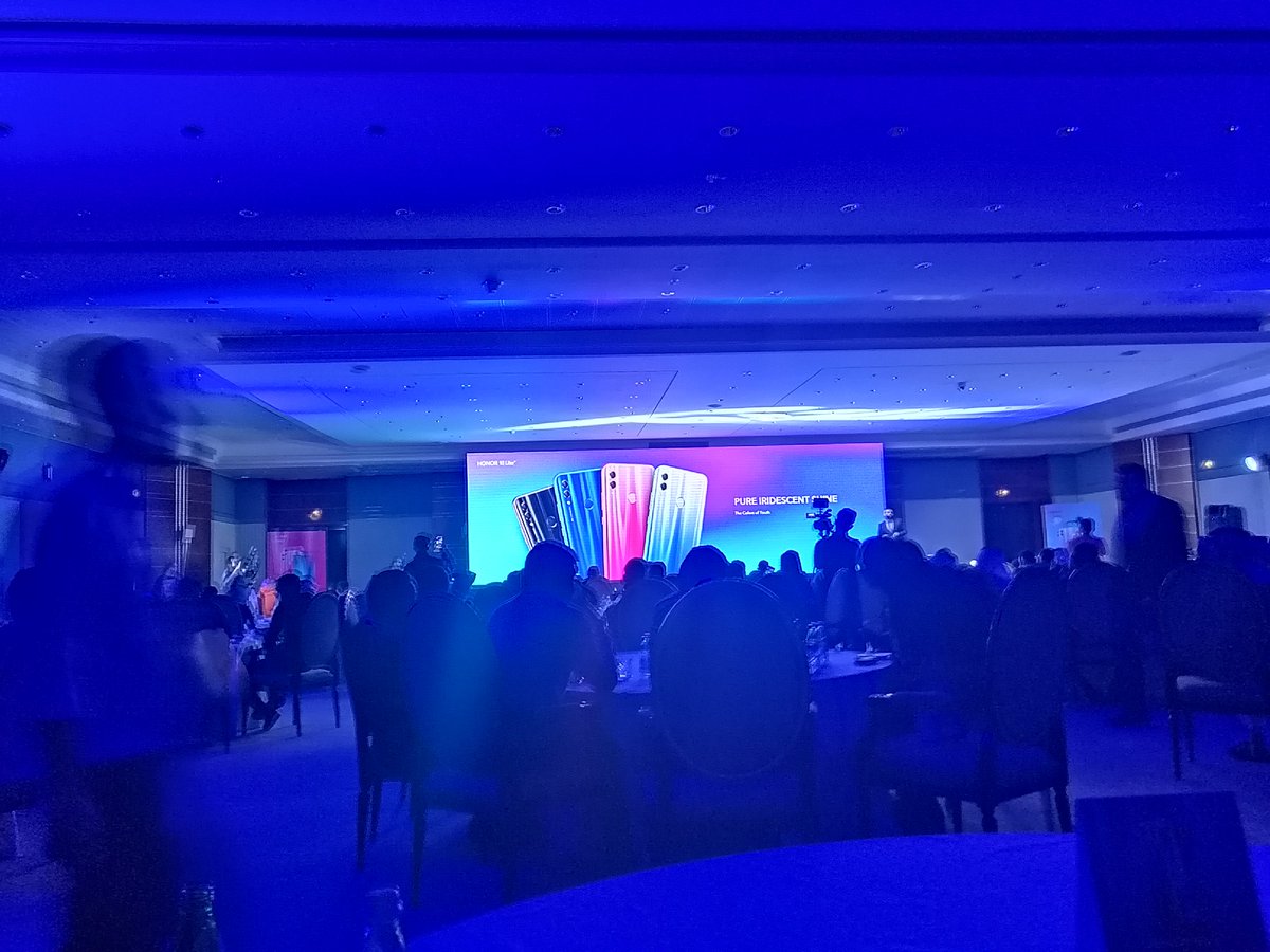 sdb_technews's tweet photo. #Honor10Lite lunch @Honorarabia

#Honor #10lite #Honor10 #HUAWEI #smartphone #android #tech #technews #news #technology #trending #USA #UK #china #india #Gulf #ksA #Saudi #MiddleEast https://t.co/8lraO4VMZg