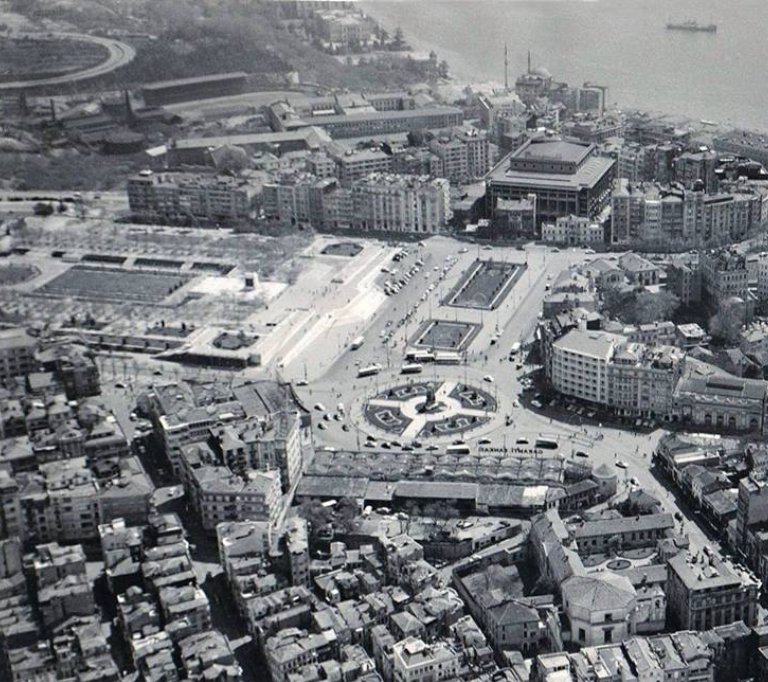 AKM inşa edilirken havadan Taksim Meydanı ve Gezi Parkı (1950'li yılların sonu) #AtatürkKültürMerkezi #Taksim