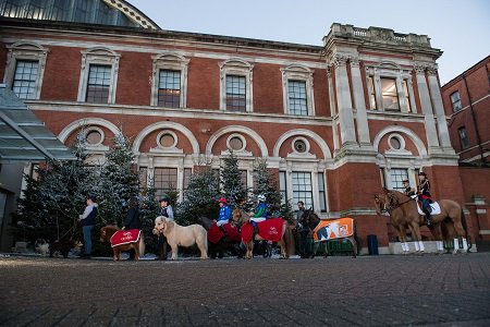 HShowJumping's tweet photo. London, the stars of the London Olympia Horse Show 2018 
https://t.co/SbzhJbRCmf  @equestiran1 @equineblogchat @HorseBloggers_ @horseandcourse @HorsePonyNews @JumpFriends @tothorseponymag @aponyhour @RiderPony @eatsleep_ride1 #Horses #Horseaddict @LondonHorseSprt @HorseandRiderUK https://t.co/E3YsO0lNEe