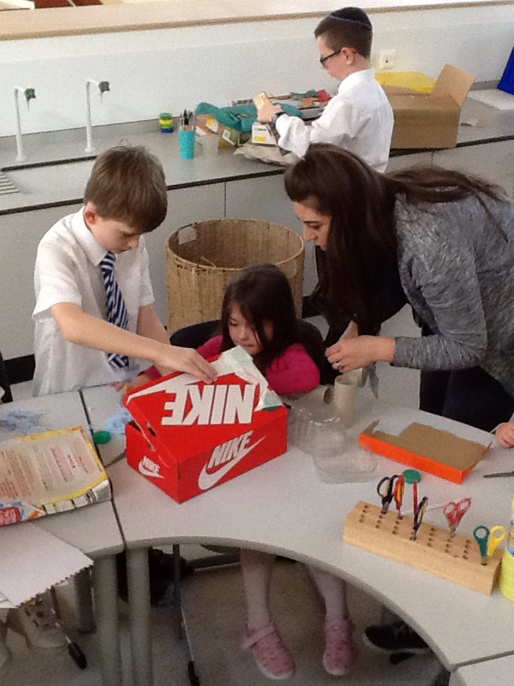 calderwooderc's tweet photo. A group of children from nursery and @P5Calderwood worked collaboratively this afternoon to create their own castles using junk and loose parts. What a fantastic learning experience for all the children. https://t.co/G6IHfaYmty