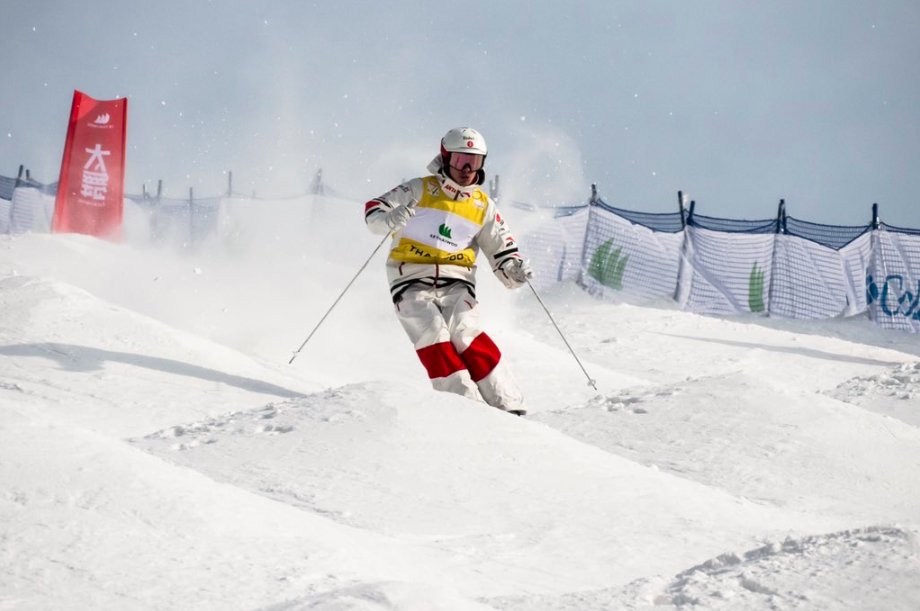 Equipe_Canada's tweet photo. Mise à jour olympique | En bosses traditionnelles ou en parallèle, Mikaël Kingsbury domine toujours! 💪🥇 Les détails de son week-end en or : https://t.co/CUxBmMEGS7

Découvrez tous les bons coups d'#ÉquipeCanada dans les compétitions internationales! ⛷⛸🏂🚴‍♀️ https://t.co/QEzzrwmC7p