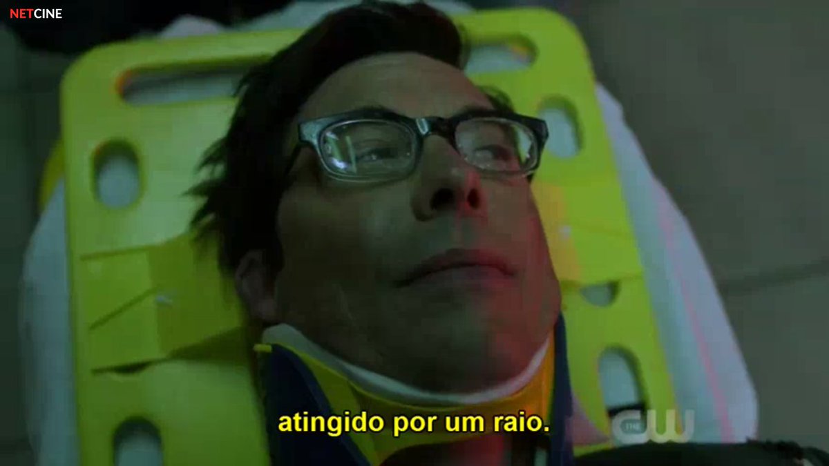 van_vasser's tweet image. Fortes mesmo sao os oculos do #EoWells. ele oi arremessado,  quebrou a coluna mas os oculos estao intactos kkkkk #flash100