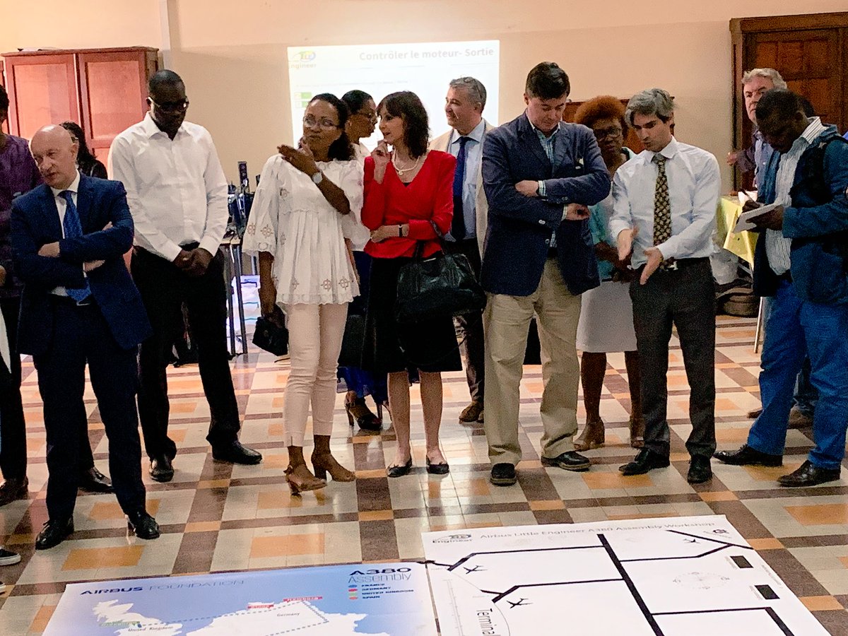 C_Frassa's tweet photo. 2/3 #Dakar Institution Sainte Jeanne d’Arc #ISJA - Dans ce bel établissement scolaire, créé en 1939, se tenait aujourd’hui le premier atelier de #robotique de la Fondation #Airbus -en partenariat avec #AirSénégal- qui va sans doute susciter des vocations chez les élèves https://t.co/G2isDqPwCC