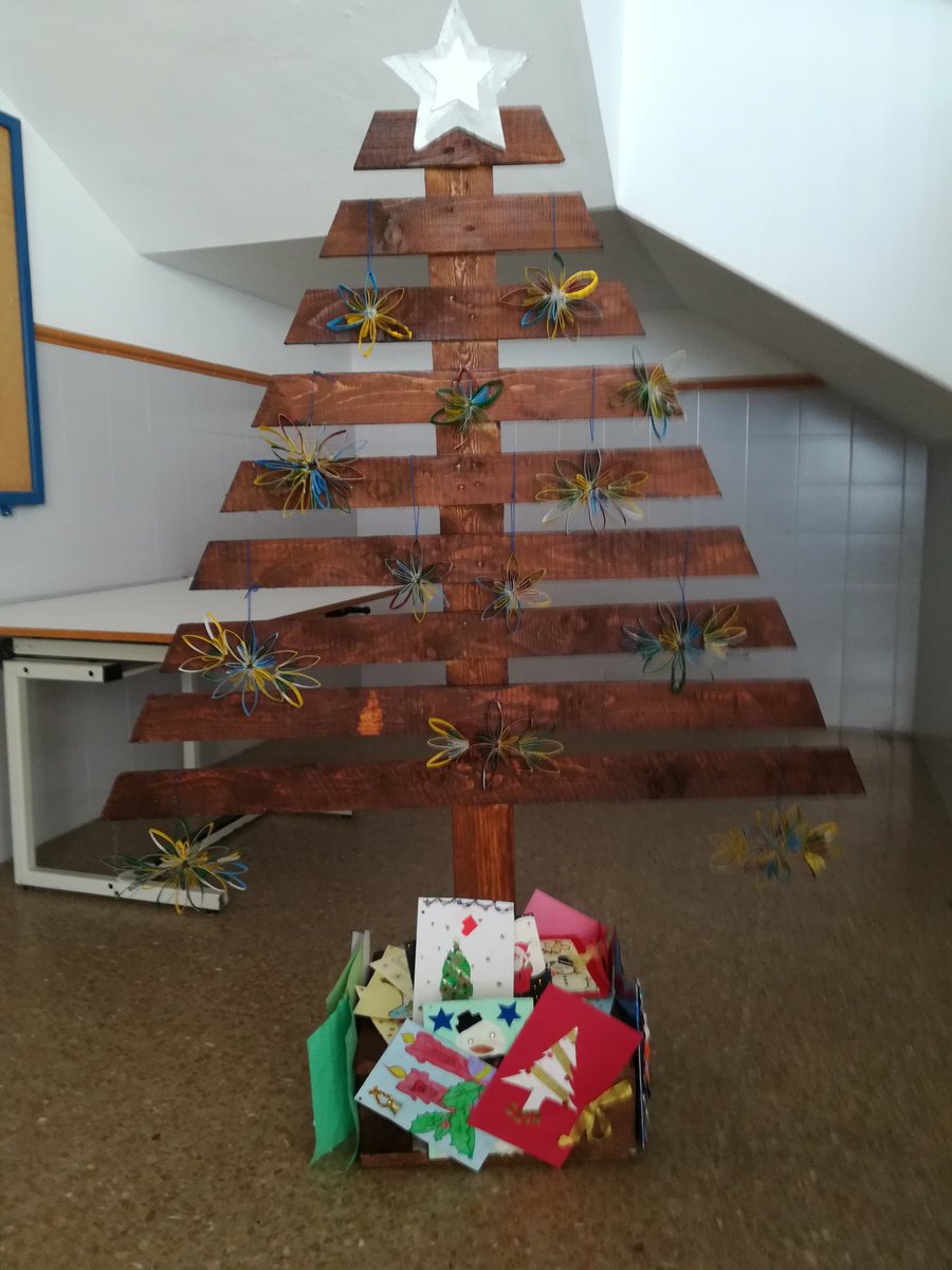 ies_jara's tweet photo. La Navidad llegó al IES La Jara con su patrulla verde y sus trabajos con material reciclado. https://t.co/aqpJnBFzYd