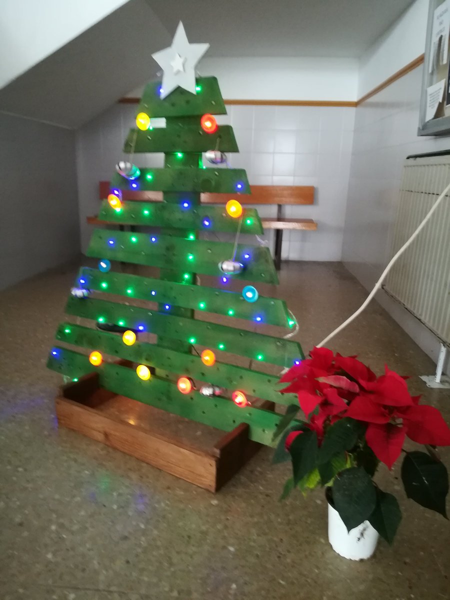 ies_jara's tweet photo. La Navidad llegó al IES La Jara con su patrulla verde y sus trabajos con material reciclado. https://t.co/aqpJnBFzYd