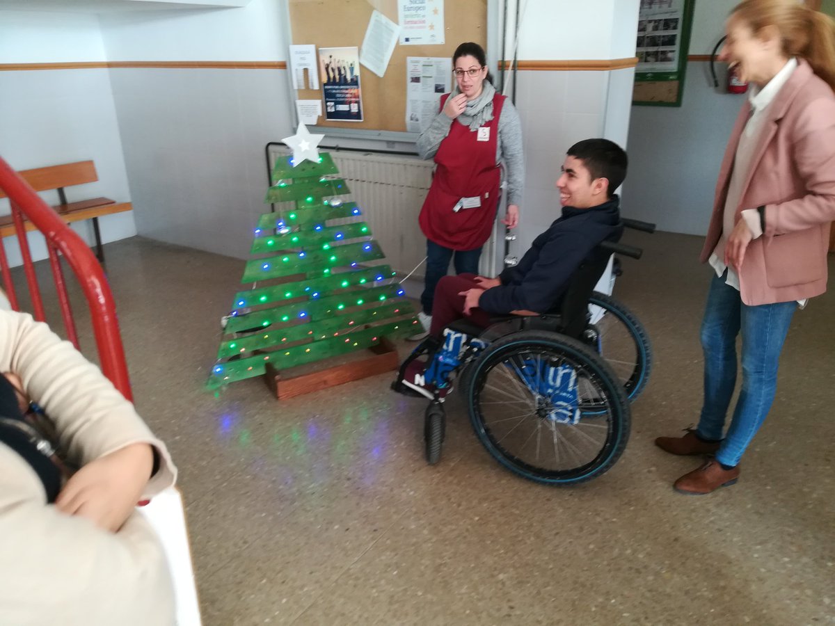 ies_jara's tweet photo. La Navidad llegó al IES La Jara con su patrulla verde y sus trabajos con material reciclado. https://t.co/aqpJnBFzYd
