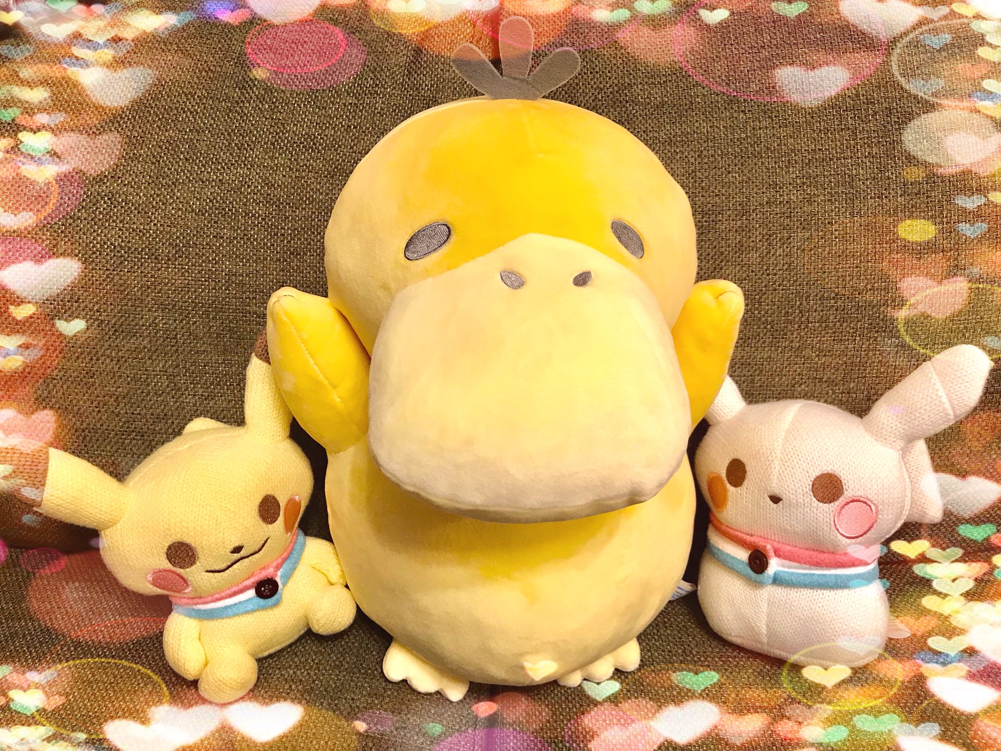 Shinomaki Twitterren ポケセン行ってきたー ヨコハマポケセンオープン記念の ピカチュウの持っているコダックのぬいぐるみ と あみぐるみ ピカチュウ ピカチュウ ゆきだるま 買っちゃいました コダックの表情カワイイし 抱き心地モチモチしてて最高 Pokemon