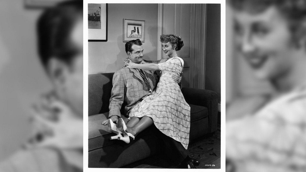 Radio station plays Baby It's Cold Outside for several hours straight(02)