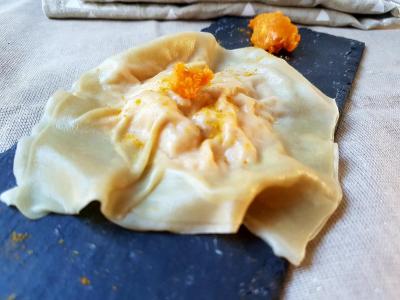 Danse_casserole's tweet photo. Pour une entrée de #fête gourmande, jolie et raffinée, voici des #ravioles de #potimarron . Une entrée originale qui va changer

#recette #homemadefood #healthy  #vegetarian  #courge

https://t.co/iEbb1WC1ot https://t.co/1xGnIZcWkK