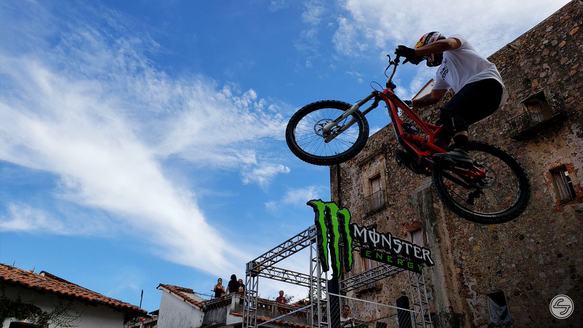 simplementeMX's tweet photo. Nuestra @RED_Cinema #DRAGON en #Taxco para la edición 2018 del #DownHill2018. Equipada con la óptica #CP3 y el @DJIGlobal #Ronin2.
#Taxco #Guerrero #Downhill #REDcameras #REDdigitalCinema #Ronin #DJI #Dron #shooting #shootonred #bike #Taxco2018 #DownHillTaxco #Drone https://t.co/xbXXzWf8c6