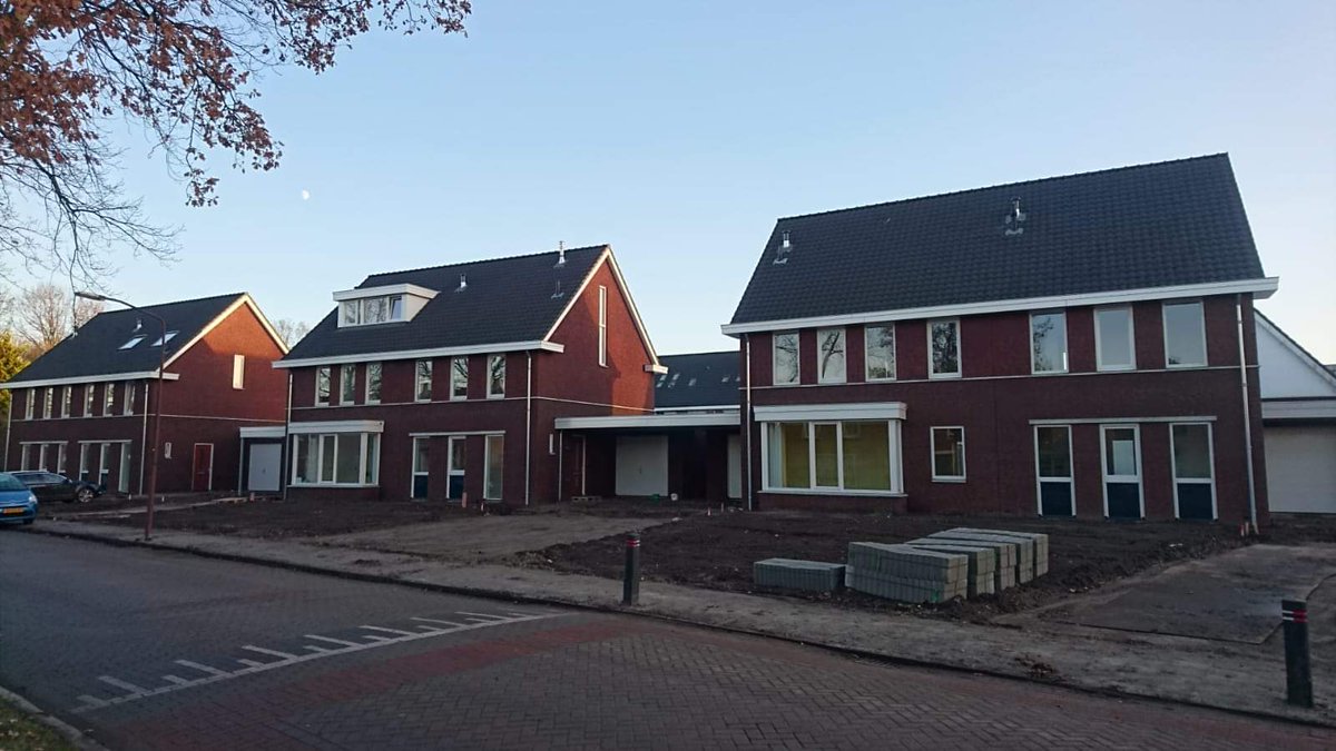 samenbouwen's tweet photo. De deelnemers in het consument gestuurde project in #Oudenbosch ontvingen vorige week de sleutels van hun nieuwe huis. https://t.co/FjGxB06aGO