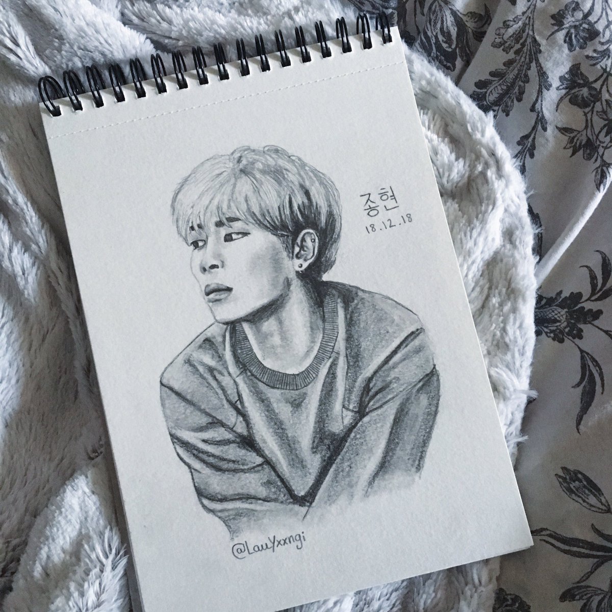 EVERYTHlNGOES_'s tweet photo. I hope you are in peace angel ♡ #Jonghyun #ArtForJonghyun https://t.co/xvAXpue3Bs