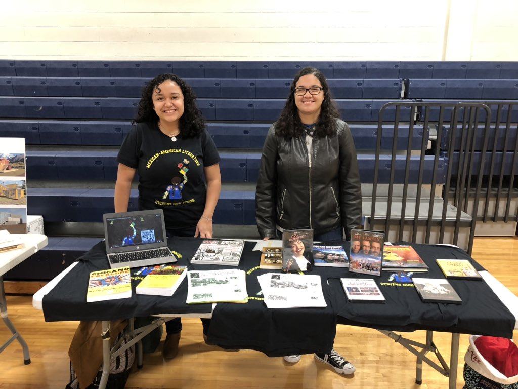 MASLitSATX's tweet photo. A few current students are preparing to spread the word about this wonderful class to potential future students! #SomosMAS https://t.co/04SCfpMfu7