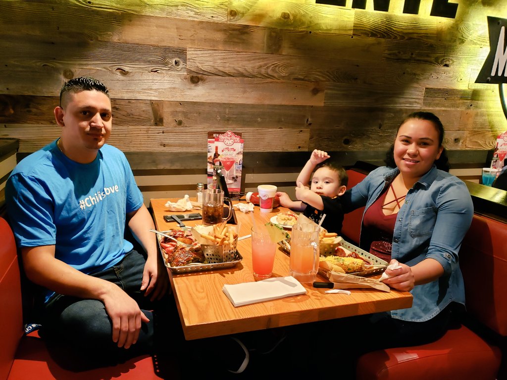 Rlmtz1's tweet photo. Spreading some #chilislove. Their son "spilled" something on dads shirt so Chili's Rowlett to the rescue and gave dad a chili's shirt to wear.@Chilis #TheGuestCount
@Ernest___Perez @queenpalpal
#becousewecare #wearerowlett. https://t.co/10irBm15RJ