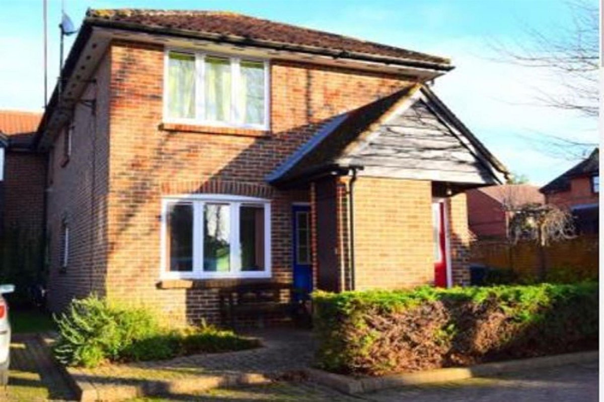 Ideal for those looking to live close to the ring road and Oxford town centre. This one bed apartment with an allocated parking space is one you do not want to miss out on! mustbesold.com/property-for-s…