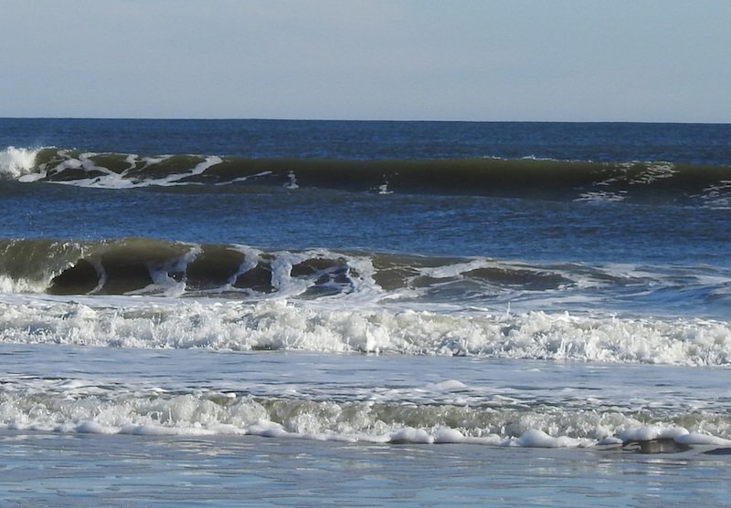 CorollaSurfShop's tweet photo. Wave height has dropped since yesterday: thigh high with an incoming tide. The wind continues to be off-shore at 12 mph. This is helping to keep the sections open. My concern is that incoming will cause the surf to drop off until just at sunset. Air &amp; H20 47. #corollasurfshop https://t.co/ZnH2wvl4qL