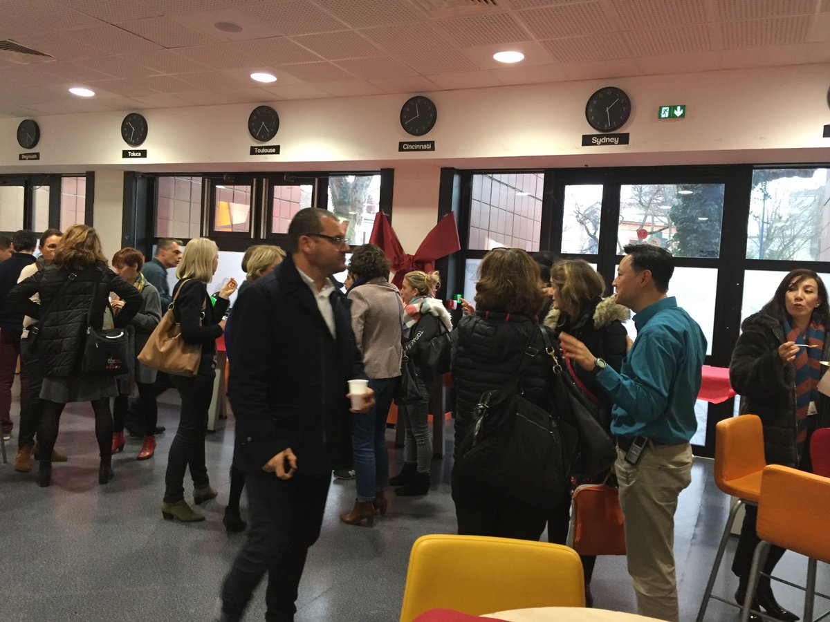 #toulouseBusinessSchool Gouter bulles et bûches à la cafétéria ! Bonnes fêtes à tous