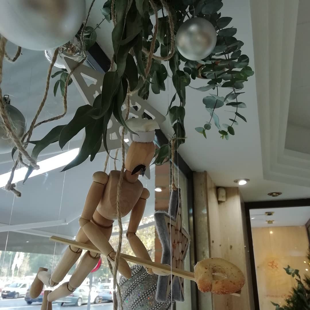 paco_roig_pan's tweet photo. Nuestras tiendas están vestidas de Navidad, gracias a las ideas que tan bien desarrolla el equipo de Chicvalencia Decoración-moda #Navidad #PacoRoig https://t.co/sIhfzoYieH