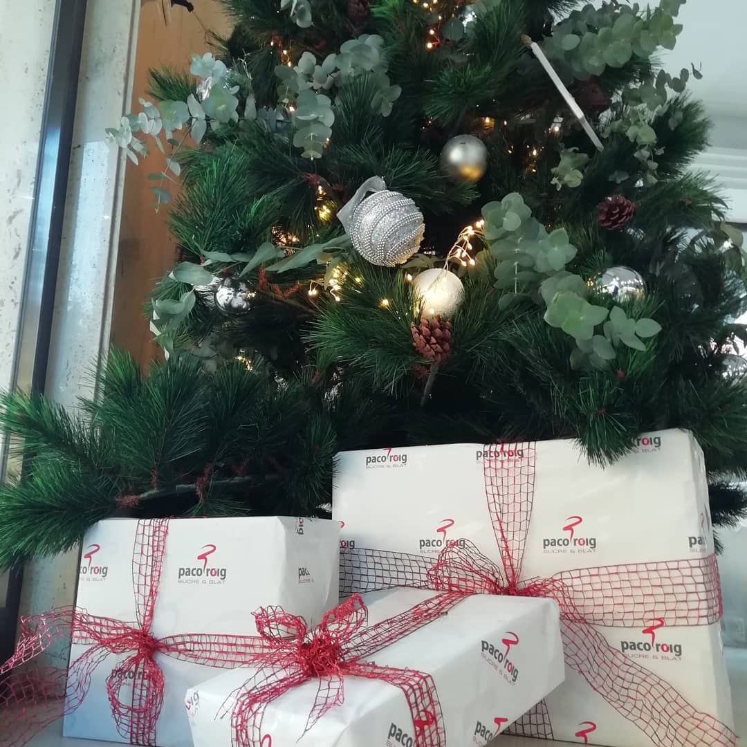 paco_roig_pan's tweet photo. Nuestras tiendas están vestidas de Navidad, gracias a las ideas que tan bien desarrolla el equipo de Chicvalencia Decoración-moda #Navidad #PacoRoig https://t.co/sIhfzoYieH