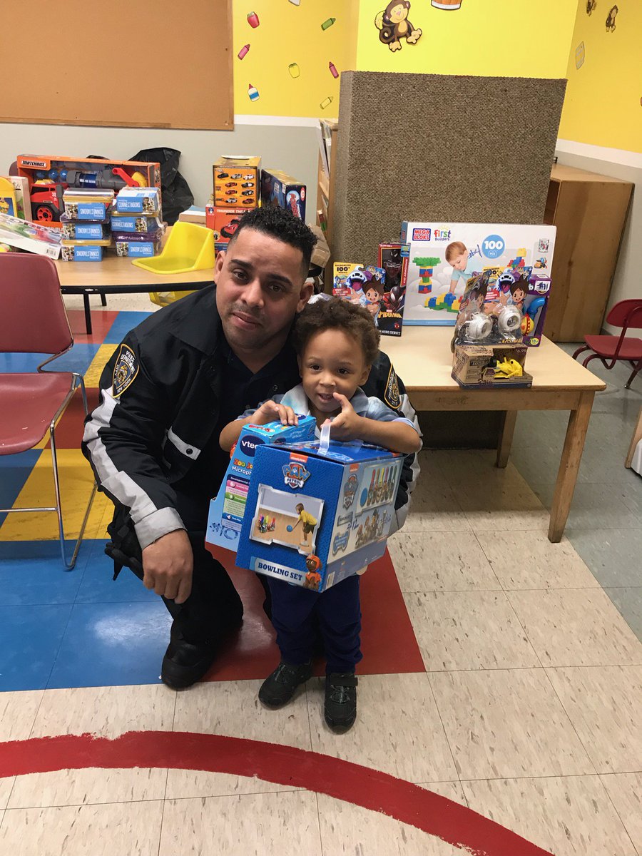 thomas_althea's tweet photo. @NYPDTransit Transit District 20 Nco's, Auxiliary Coordinator and Auxiliary officer had a wonderful time giving. "Theres nothing more satisfying than seeing a happy and smiling child"!! #ToysForTots #TransitDistrict20 https://t.co/ZoMifnjUox