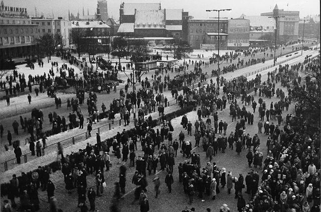 obibok_poland's tweet photo. 17.12.81 drugi dzień trwały walki z ZOMO i LWP, które dla wywołania paniki strzelało ślepakami z dział czołgowych i karabinów w kierunku tłumów Gdańszczan.
Nikt, podkreślam, ze zbrodniarzy komunistycznych nie poniósł odpowiedzialności karnej-nagrodzono awansami i resort.emeryt.🤬 https://t.co/0fHBnQ8G86