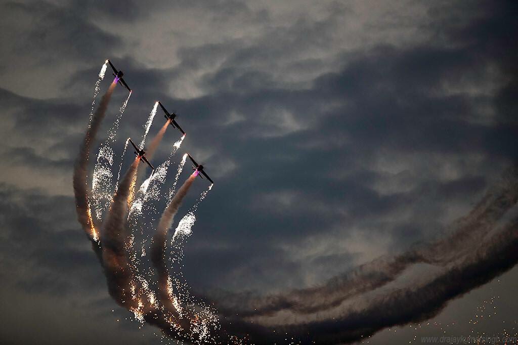 Draksphotos's tweet photo. Mark Jefferies Global stars team at Bahrain Airshow, Nov 2018. #Bahrain #BahrainAirshow #Airshow #MarkJefferies #Twisters #GlobalStars #Flyingdisplay https://t.co/d0DLLG7cnX