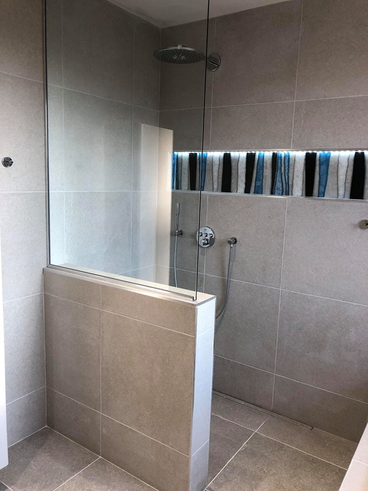 BathroomsJust's tweet photo. A little imagination can bring incredible results! This project was designed around the stunning Dune glassy tile. The cracked glass lines of the tile in two simple rows elevates the bathroom to a whole new level. 

#GROHE #DUNE #BURGBAD https://t.co/PkzMFKJcer