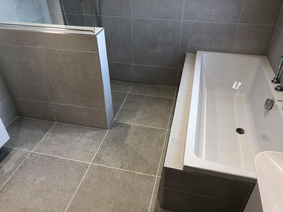 BathroomsJust's tweet photo. A little imagination can bring incredible results! This project was designed around the stunning Dune glassy tile. The cracked glass lines of the tile in two simple rows elevates the bathroom to a whole new level. 

#GROHE #DUNE #BURGBAD https://t.co/PkzMFKJcer